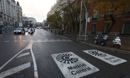 Señales que advierten de la entrada en Madrid Central en la Carrera de San Jerónimo.