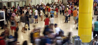 Viajeros en la zona de llegadas de la T4, en el aeropuerto Adolfo Suárez Madrid-Barajas.