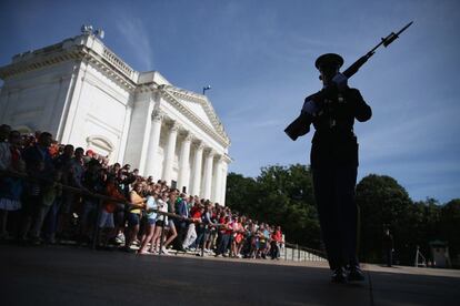 Un miembro de la armada norteamericana hace guardia en el cementerio de Arlington este lunes, 27 de mayo, durante la ceremonia del D&iacute;a de los Ca&iacute;dos, El presidente Obama rinde tributo a los veteranos militares que han servido a EE UU y sacrificado sus vidas por el pa&iacute;s. 