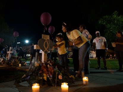 Familiares y compañeros de escuela visitan un monumento improvisado afuera del juzgado del condado de Uvalde, en Texas, el 26 de mayo.