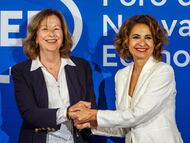 La candidata del PSOE a la presidencia de la Junta de Andalucía, María Jesús Montero, junto a la exdiputada socialista Carmen Romero, este martes.
