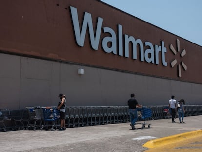 Personas afuera de una sucursal de Walmart en Nayarit (México), en 2020.