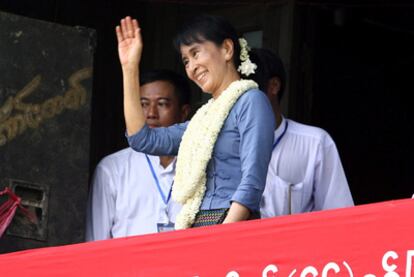 La principal opositora birmana, Aung San Suu Kyi, saluda a sus seguidores durante su visita a Bago