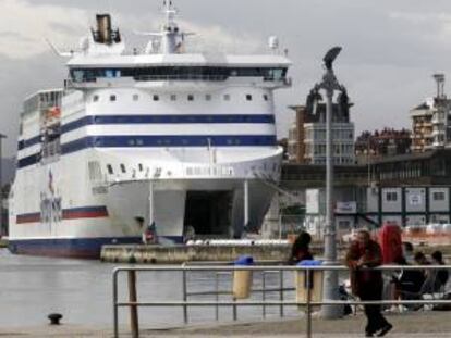 Vista del Cap Finisterre, de la compañia Britanny Ferries, que permanece atracado desde el jueves pasado en el Puerto de Santander por la huelga convocada por algunos trabajadores de la naviera francesa, que tiene todos sus barcos parados en distintos puertos franceses, excepto el que está en Santander.