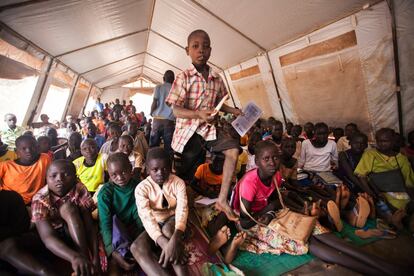 Niños refugiados procedentes de Sudán asisten a la escuela del campamento de Ajuong Thok. El campamento ofrece educación primaria y secundaria a 11.000 jóvenes. Paradójicamente, menos de la mitad de la población local infantil del Sudán del Sur asiste a la escuela.