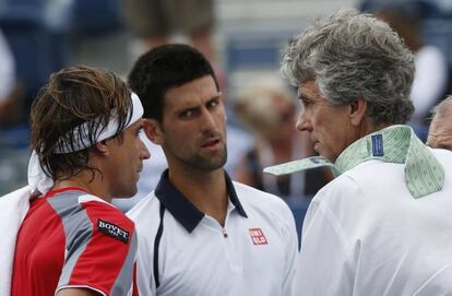 Ferrer y Djokovic en el momento en el que les comunican la suspensión del partido