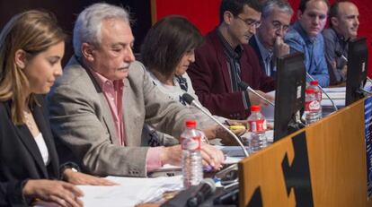 De izquierda a derecha, los candidatos a las elecciones europeas Zoe Nubla, Manu Aguirre, Izaskun Bilbao, Ramón Jáuregui, Iñígo Martínez y Josu Juaristi este miércoles en la UPV. 