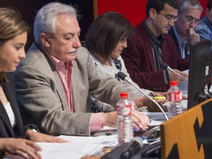 De izquierda a derecha, los candidatos a las elecciones europeas Zoe Nubla, Manu Aguirre, Izaskun Bilbao, Ramón Jáuregui, Iñígo Martínez y Josu Juaristi este miércoles en la UPV. 