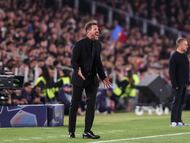 Diego Pablo Simeone, junto a Hansi Flick durante el partido de ida de los cuartos de final de la Champions.