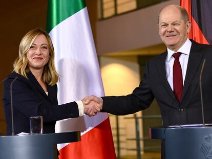 Berlin (Germany), 22/11/2023.- German Chancellor Olaf Scholz (R) shakes hands with Italian Prime Minister Giorgia Meloni after a press conference prior to German-Italian government consultations at the Chancellery in Berlin, Germany, 22 November 2023. At the meeting, the two heads of government and ministers from both countries will discuss issues relating to climate, energy, industry and the security policy of both countries. (Alemania, Italia) EFE/EPA/FILIP SINGER
