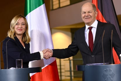 Berlin (Germany), 22/11/2023.- German Chancellor Olaf Scholz (R) shakes hands with Italian Prime Minister Giorgia Meloni after a press conference prior to German-Italian government consultations at the Chancellery in Berlin, Germany, 22 November 2023. At the meeting, the two heads of government and ministers from both countries will discuss issues relating to climate, energy, industry and the security policy of both countries. (Alemania, Italia) EFE/EPA/FILIP SINGER
