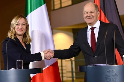 Berlin (Germany), 22/11/2023.- German Chancellor Olaf Scholz (R) shakes hands with Italian Prime Minister Giorgia Meloni after a press conference prior to German-Italian government consultations at the Chancellery in Berlin, Germany, 22 November 2023. At the meeting, the two heads of government and ministers from both countries will discuss issues relating to climate, energy, industry and the security policy of both countries. (Alemania, Italia) EFE/EPA/FILIP SINGER
