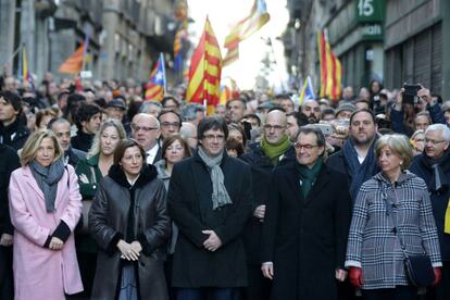 L'expresident de la Generalitat Artur Mas (2d), l'exvicepresidenta Joana Ortega (e) i l'exconsellera Irene Rigau (d), són acompanyats pel president de la Generalitat, Carles Puigdemont (c), i la presidenta del Parlament, Carme Forcadell (2e), a les portes del Palau de la Generalitat abans de dirigir-se al Palau de Justícia de Barcelona, on avui seran jutjats per desobeir el Tribunal Constitucional (TC) amb la consulta independentista del 9 de novembre de 2014.