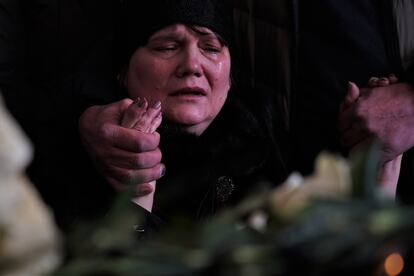 Olena, durante el funeral de su hija Yana, este martes en la ciudad de Vinnitsia.