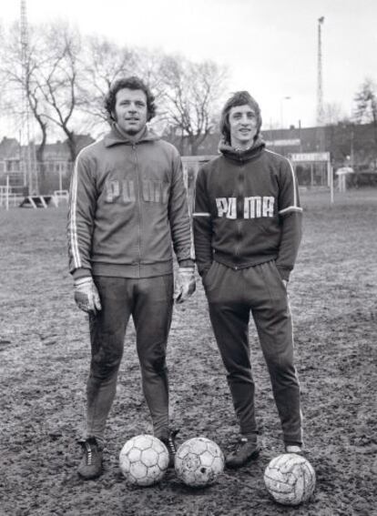 Los setenta fueron su época como jugador. Comenzó en Ámsterdam junto a figuras como Heinz Stuy (en la foto), el portero del equipo