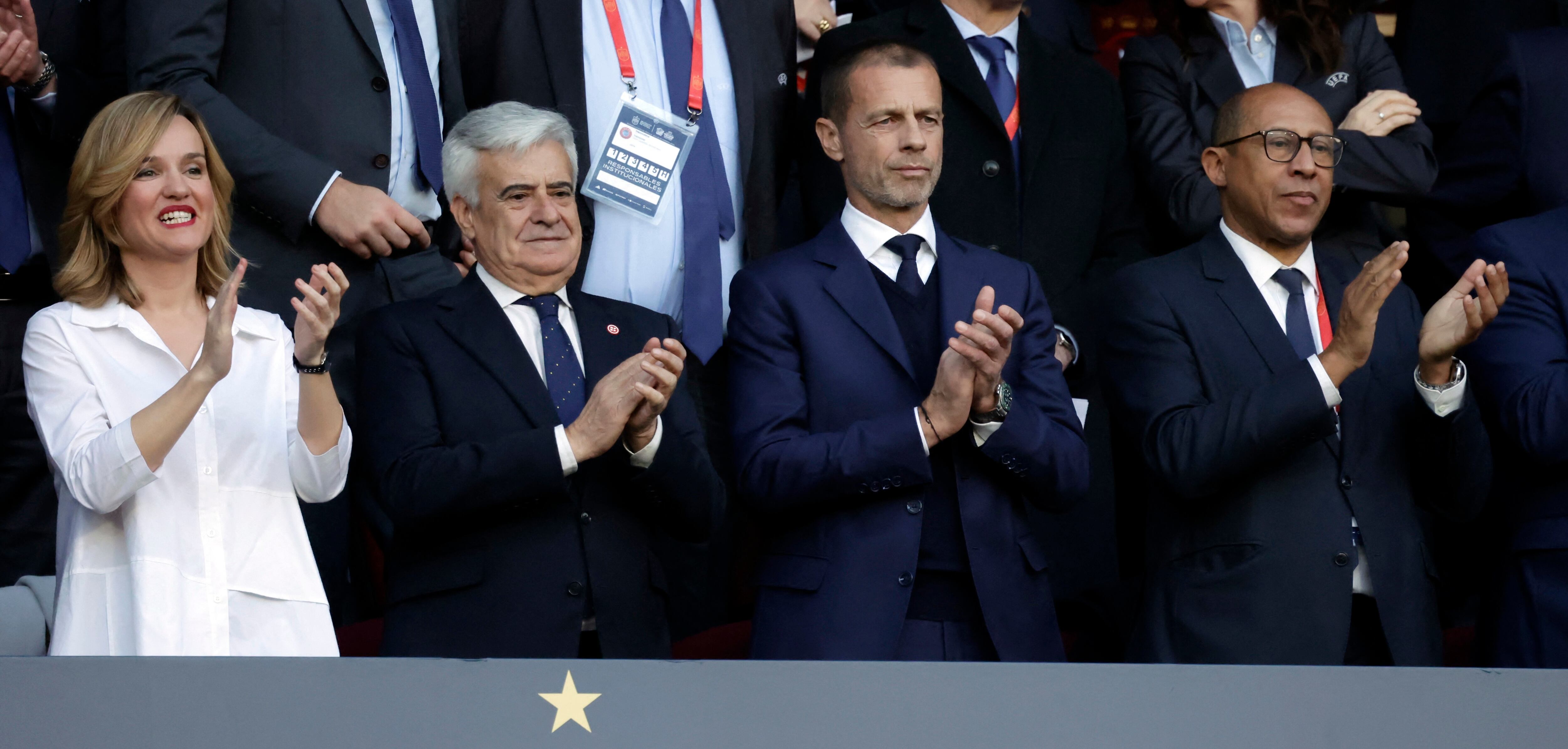 Desde la izquierda, Pilar Alegría, ministra de Educación; Pedro Rocha, presidente de la Federación Española de Fútbol; Aleksander Ceferin, presidente de la UEFA, y Philippe Diallo, presidente de la Federación Francesa de Fútbol, en el estadio de la Cartuja durante el partido.