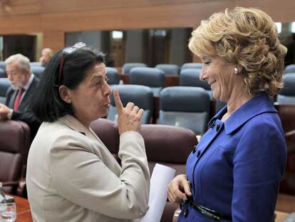 Inés Sabanés, portavoz de IU, y la presidenta regional, Esperanza Aguirre, antes del inicio del debate.
