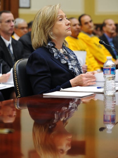 La secretaria de Estado de EE UU, Hillary Clinton, durante su comparecencia en la Comisión de Exteriores de la Cámara de Representantes, en la que ha alertado del riesgo de una "guerra civil prolongada" en Libia.