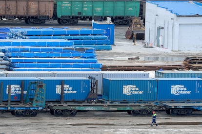 Un operario camina ante un tren de mercancías ruso en el puerto de San Petersburgo en marzo de 2022.