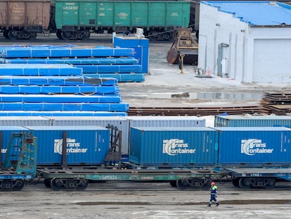 Un operario camina ante un tren de mercancías ruso en el puerto de San Petersburgo en marzo de 2022.
