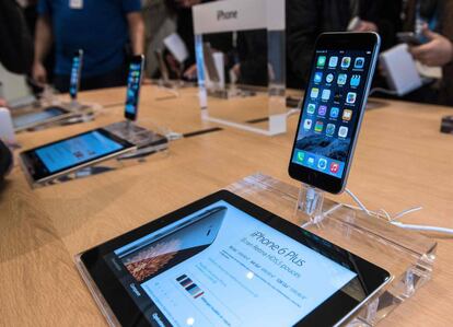 (FILES) This file photo taken on November 15, 2014 shows shows an iPhone displayed in the new Apple store in Lille. Paris prosecutors have launched a probe of US tech giant Apple over suspected "planned obsolescence" in some of its iPhone models, a judicial source said on January 8, 2018. The investigation was opened on January 5 and is being led by anti-trust and consumer protection specialists in the French economy ministry. / AFP PHOTO / DENIS CHARLET