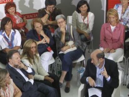 El candidato socialista, Alfredo Pérez Rubalcaba, rodeado de mujeres de su partido, ayer en una de las ponencias de la convención.