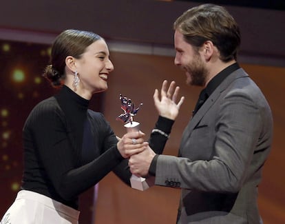 La actriz española María Valverde recoge el premio Programa 'Shooting Stars', como una de las estrellas emergentes del cine europeo de manos del actor alemán Daniel Brühl, el 15 de febrero de 2016.