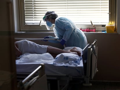 Una sanitaria asiste a una persona con covid-19 en el Hospital Gregorio Marañón de Madrid.