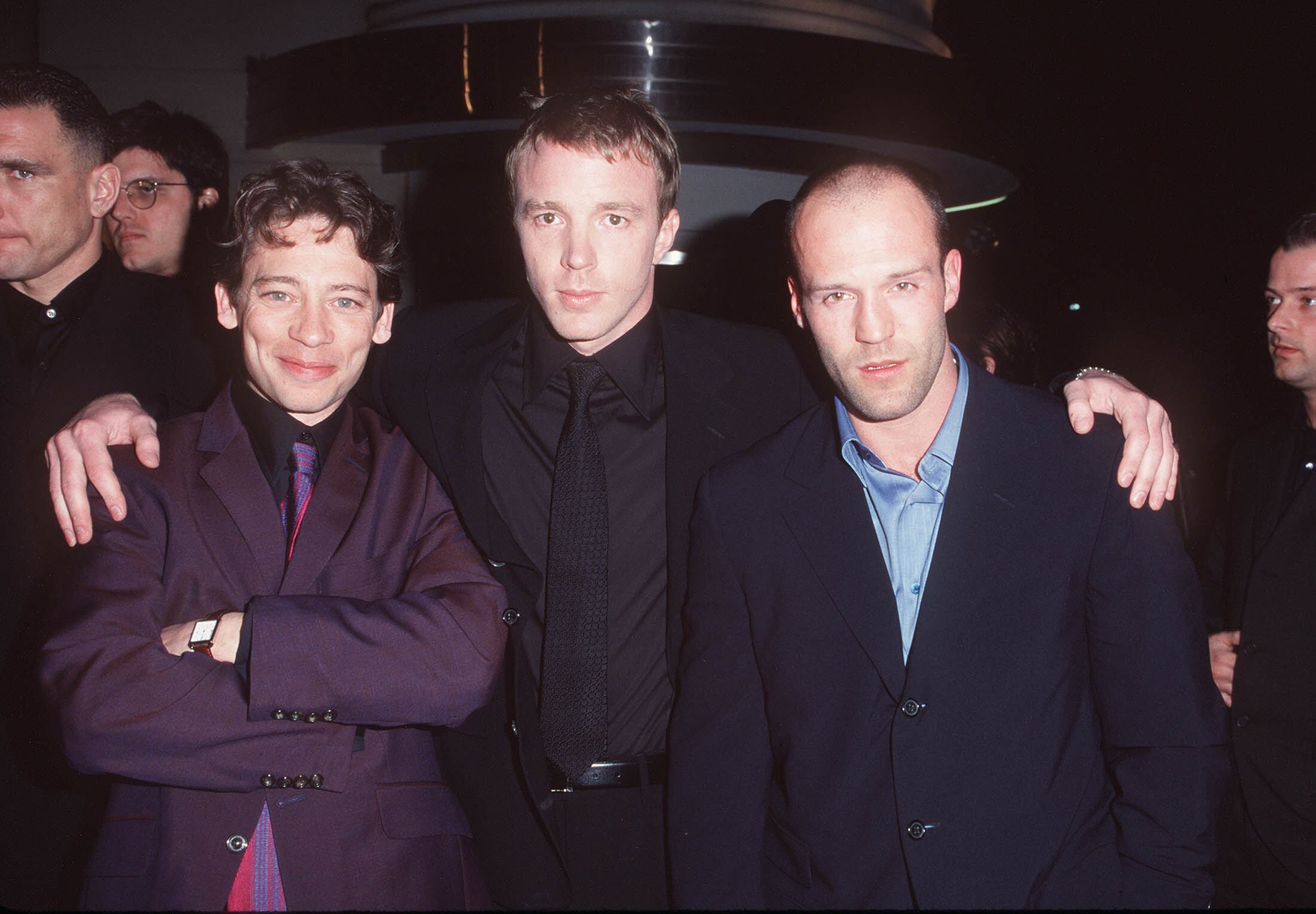 Dexter Fletcher, Guy Ritchie y Jason Statham en el estreno de 'Lock & Stock' en Los Ángeles.