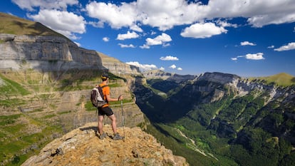 Un valle: Ordesa (Huesca). La accidentada geografía española permite hacer un viaje increíble de valle en valle, desde los que avanzan encajonados entre paredes casi verticales, como los Arribes del Duero, hasta las amplias y fértiles vegas de los valles levantinos, como el de Ricote y Cieza, en Murcia. Los viajeros de Lonely Planet tienen sus preferencias y destacan el Valle de Ordesa, en Huesca, uno de los cuatro valles —junto con los de Añisclo, Escuaín y Pineta— que conforman el parque nacional de Ordesa y Monte Perdido. Lo recorre el río Arazas, que baja por sus laderas creando espectaculares cascadas, como la Cola de Caballo. Entre sus impresionantes picos de más de 3.000 metros se abre la brecha de Rolando, un paso natural entre España y Francia que, según la leyenda, surgió tras un golpe de espada del héroe medieval. El encantador pueblo pirenaico de Torla, con sus casas de piedra y sus calles estrechas, es la puerta de entrada al valle de Ordesa. Otros dos valles muy populares entre la comunidad de Lonely Planet España son el de Benasque (Huesca) y el valle del Pas (Cantabria). 