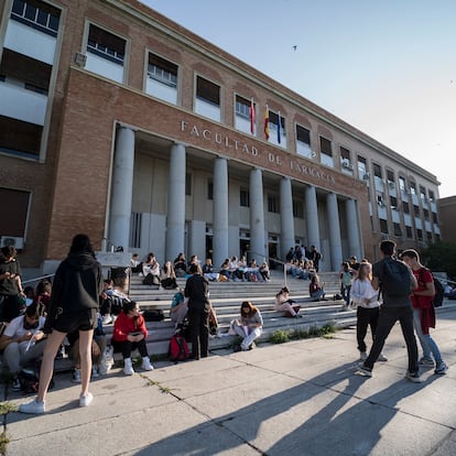 MADRID, SPAIN - JUNE 05: A group of students in front of the doors of the Faculty of Pharmacy of the Complutense University (UCM), on June 5, 2023, in Madrid, Spain. A total of 38,258 students are taking, from today until Thursday, June 8, the University Access Assessment (EvAU) 2023 on the campuses of the six Madrid universities in the single district of Madrid. The results of the exams will be announced on June 15, 2023. Specifically, at the UCM, 12,647 students will take the exams. The rest will be distributed among the Autonoma (9,729), Carlos III (5,376), Alcala (5,058), Rey Juan Carlos (3,978) and the Universidad Politecnica de Madrid (1,463). In order to avoid overcrowding, only students of the science modality (6,286 at Complutense) will take the exams today and tomorrow, June 6, students of the other modalities, arts, humanities and social sciences (5,139 at UCM) will take the exams. (Photo By A. Perez Meca/Europa Press via Getty Images)