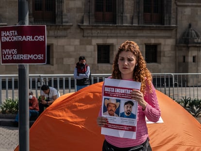 Una mujer sostiene un cartel con la imagen de los activistas desaparecidos Antonio Díaz y Ricardo Lagunes, durante una manifestación en Ciudad de México, el pasado 18 de enero.