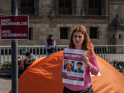 Una mujer sostiene un cartel con la imagen de los activistas desaparecidos Antonio Díaz y Ricardo Lagunes, durante una manifestación en Ciudad de México