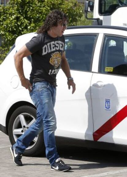Puyol, durante la visita a los compañeros de selección en la concentración de Las Rozas