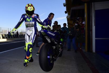 Valentino Rossi y su Yamaha, en Cheste.