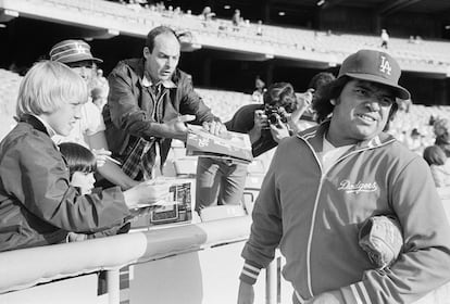 Valenzuela rechaza dar autógrafos tras firmar varios durante el calentamiento previo a un juego contra Montreal, en 1981 en Los Ángeles. 