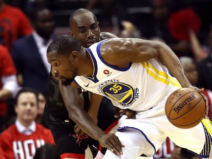 Kevin Durant finta ante Mbah a Moute.