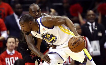 Kevin Durant finta ante Mbah a Moute.