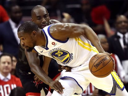 Kevin Durant finta ante Mbah a Moute.