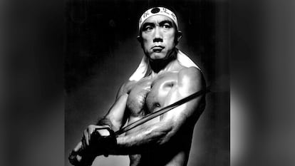 Yukio Mishima, caracterizado como samurái.