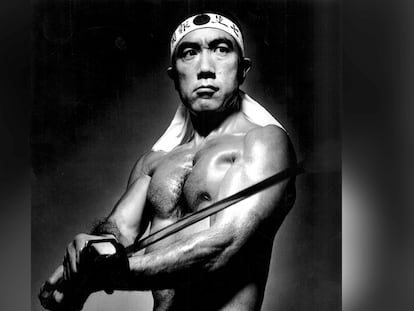 Yukio Mishima, caracterizado como samurái.