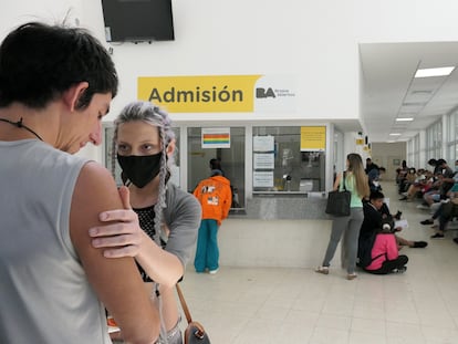 Pacientes esperan en el Hospital General de Agudos Bernardino Rivadavia, en Buenos Aires, este martes.