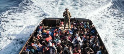 Un guardacosta líbio controla a los 147 inmigrantes ilegales que intentaban llegar a Europa desde la ciudad costera de Zawiyah, a 45 kilómetros al oeste de la capital, Trípoli, el 27 de junio de 2017.
