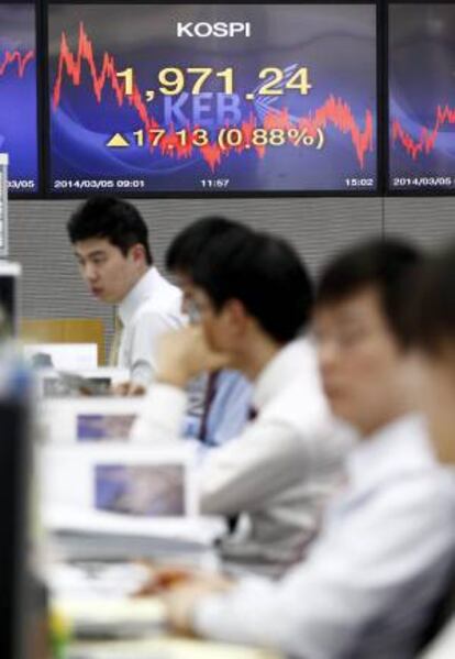 Corredores de bolsa observan sus monitores en la bolsa de Seúl (Corea del Sur). EFE/Archivo