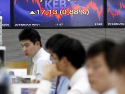 Corredores de bolsa observan sus monitores en la bolsa de Seúl (Corea del Sur). EFE/Archivo