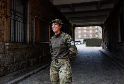 La capitán del Ejército de Tierra Laura Hergueta, en el patio de la Academia de Infantería de Toledo.