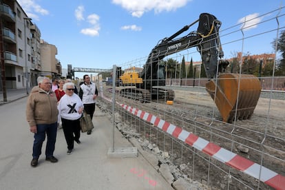 Activistas de la plataforma pro soterramiento de las vías del AVE, en la zona de obras del barrio Santiago el Mayor en Murcia, en abril de 2019. 