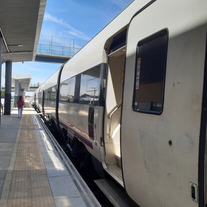 14.30 Salida del regional Badajoz-Mérida. Hay apenas 15 minutos entre la llegada del servicio portugués y la salida del español. Cuando la línea lusa se retrasa, la española suele esperar. 