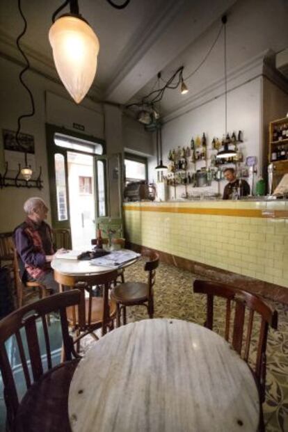 Interior del bar Flexas, tasca con música ochentera y buenas raciones.