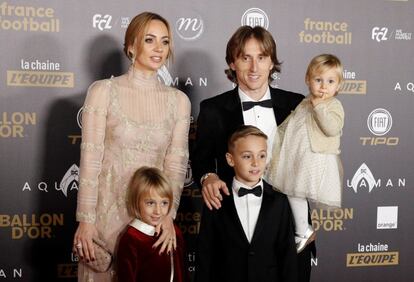 El centrocampista croata del Real Madrid, Luka Modric, su mujer Vanja Bosnic y sus hijos posan para los fotógrafos a su llegada a la gala del Balón de Oro, en París (Francia).